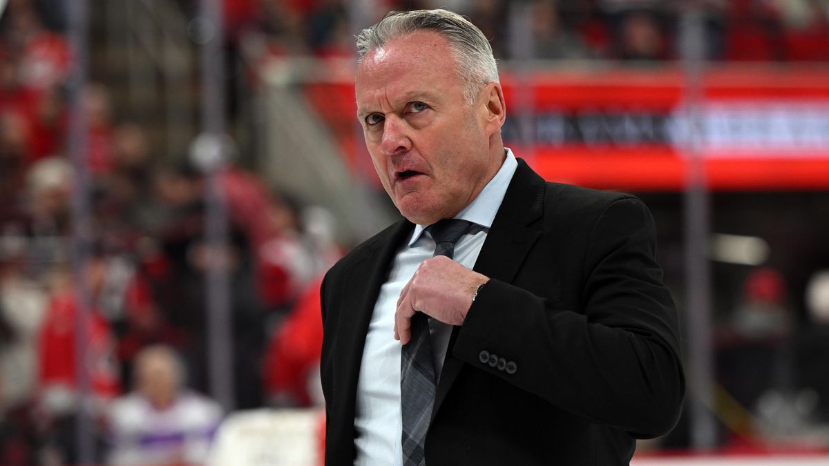 V nejprestižnější hokejové soutěži padl první trenér