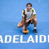 Tomáš Macháč pózující s trofejí v Adelaide
