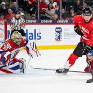 Michal Oršulák v pozoru při šanci kanadského útočníka Tije Iginly. 