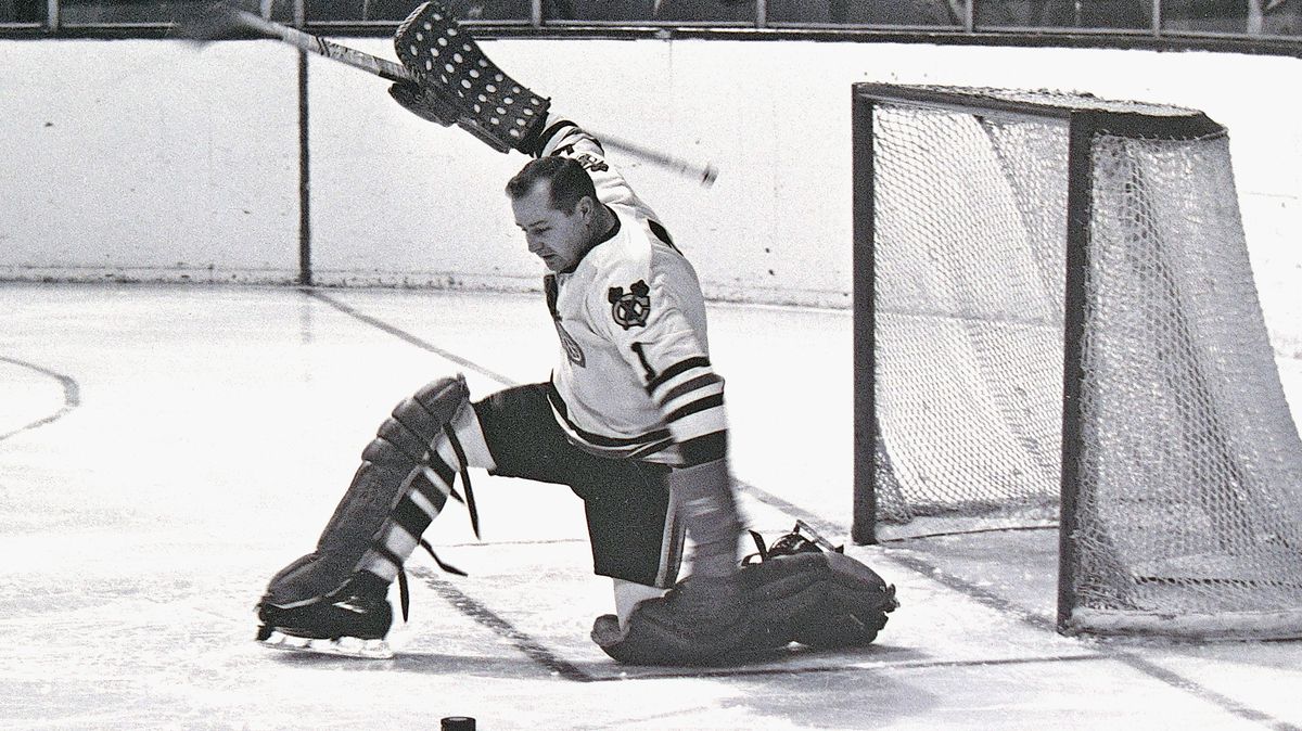 Zemřel legendární hokejový brankář Hall