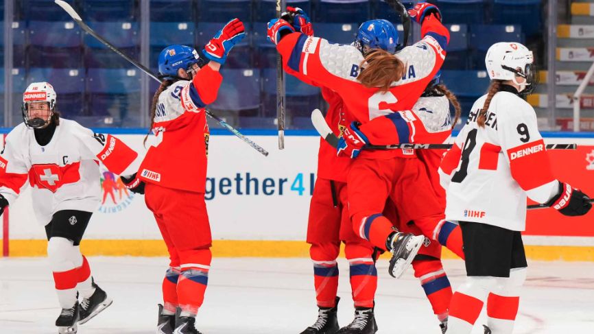 Hokejistky si zahrají o medaile, i když na postup přes Švýcarsko se nadřely