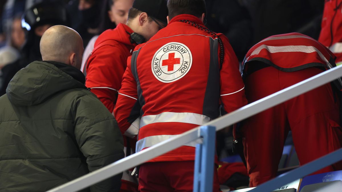 Ve Vítkovicích záchranáři oživovali diváka. Byli úspěšní a vysloužili si potlesk arény