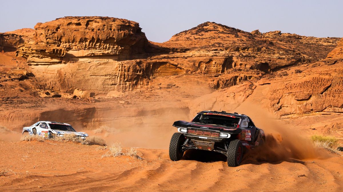 Kousek od tragédie. Neukázněná divačka vběhla na Dakaru přímo před auto