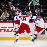 Adam Benák slaví svůj gól. 