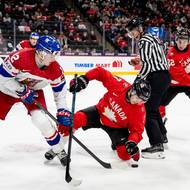 Kanaďan Michael Misa v souboji s Maxem Currenem. 