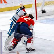 Sergej Bobrovskij a Alex Nedeljkovic se pustili do bitky gólmanů. 