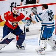 První šla dolů helma gólmana San Jose Sharks.