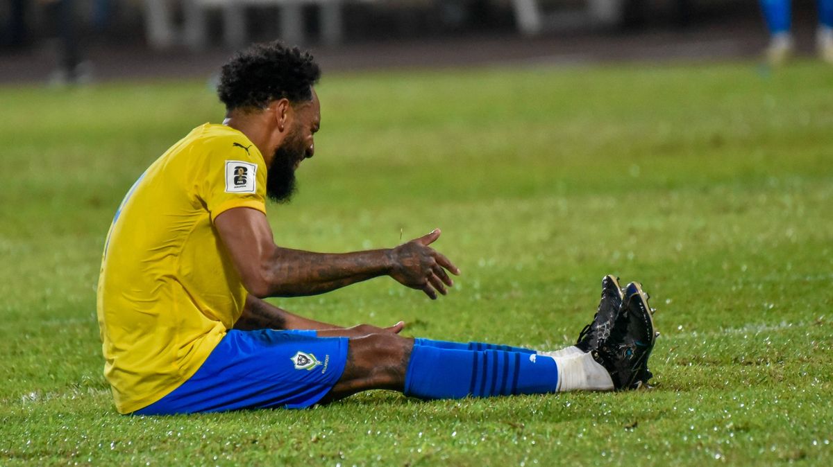 Vláda po neúspěchu rozprášila fotbalovou reprezentaci, bývalou hvězdu Arsenalu vyloučila