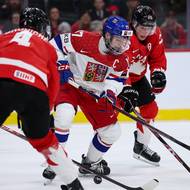  Petr Sikora a kanadský útočník Caleb Desnoyers. 