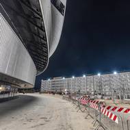 Okolí haly je pořád velké staveniště.