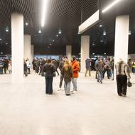 Vnitřek haly působí elegantně, ale velmi stroze.