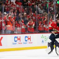 Sergej Bobrovskij cestou na trestnou lavici. 
