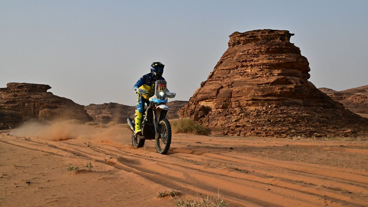 Smutek, bolest, sen skončil. Zlomená kost po pádu zlověstně napínala kůži slovenského jezdce