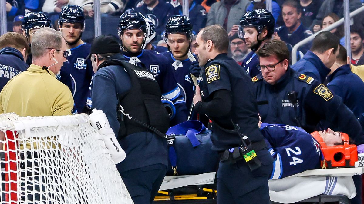 Chvíle hrůzy, krev na ledě. Obránce Winnipegu skončil na nosítkách a mířil do nemocnice
