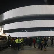 Cattering se během prvních zápasů řešil pojízdnými stánky.