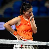 Poražená Darja Kasatkinová čeká u sítě na vítězku zápasu - Nikolu Bartůňkovou.