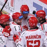 Hráči Třince se radují z druhého gólu.