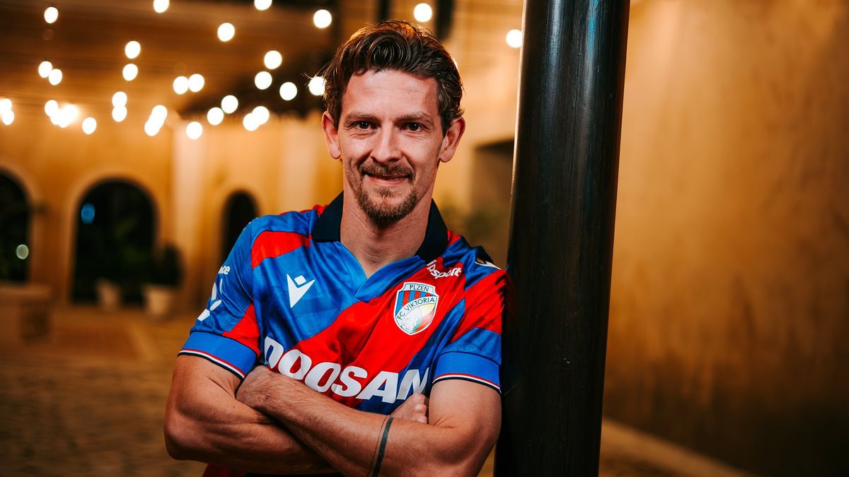 Šádek přivítal Hrošovského šampaňským, které záložník před lety věnoval klubu