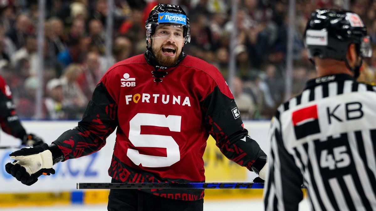 ZAOSTŘENO NA EXTRALIGU: Jeho zákroky jsou hokejové vraždy, za hranou všeho! drsně se obul Antoš do obránce Sparty