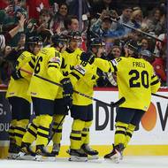 Victor Eklund dal z přesilovky druhý švédský gól a znásobil žluté vedení. 