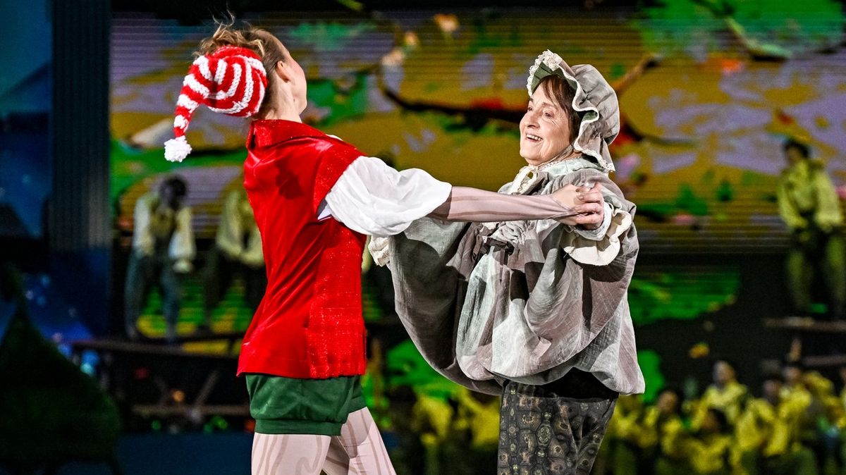 Čtyřiaosmdesátiletá krasobruslařka křepčí v lední show