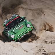 Zelené Porsche 911 přitahuje pozornost. Jede s ním 73letý Francouz Jean-Noël Gaviot-Doguillon. 