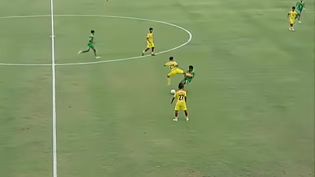 Doživotí. Brutální zákrok fotbalisty všechny vyděsil, přišel nejvyšší trest