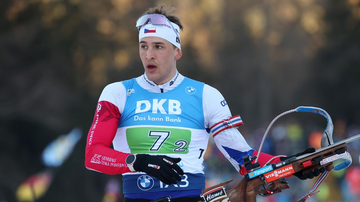 BIATLON ONLINE: Mareček odvrátil pohromu. České naděje ve štafetě žijí, do čela jdou Němci