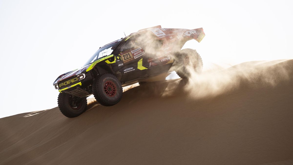 DAKAR ONLINE: Loprais vede a ukrajuje vteřiny, motorky mají nového lídra