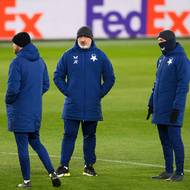 Trenér Slavie Praha Jindřich Trpišovský (druhý zprava) s asistenty během tréninku před utkáním ligové fáze Ligy mistrů UEFA, SK Slavia Praha - FC Barcelona, dne 20. ledna 2026 v Praze.