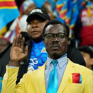 Fanoušek DR Kongo Michel Kuka Mboladinga při utkáním na Africkém poháru národů vzdává hold prvnímu premiérovi své země Patrice Lumumbovi. (foto z utkání s Botswanou)