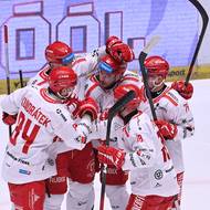 Hráči Třince se radují z prvního gólu.