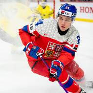 Adam Novotný se snaží dostat od mantinelu. 