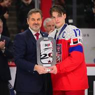 Petrové Sikora a Bříza na medailovém ceremoniálu.