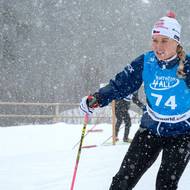 Carina Edlingerová na trati během stíhacího závodu v Nortschei