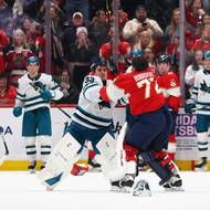 Bobrovskij si na bitku s Nedeljkovicem dojel přes celé hřiště. 