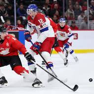 Harrison Brunicke v souboji s českým útočníkem Maxmilianem Curranem. 