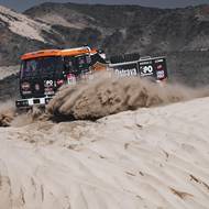 Martin Stopa, Lubomír Dočkal a Martin Horák jedou v replice legendární Tatry Puma. 