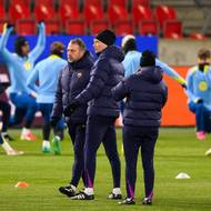 Trenér Barcelony Hansi Flick s asistenty během tréninku před utkáním ligové fáze Ligy mistrů se Slavií. 