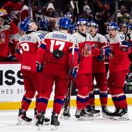 Pozdní naděje. Matěj Kubiesa při hře bez gólmana snížil na 2:3, ale na vyrovnání už nebyl čas.