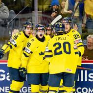 Švédští mladíci slaví. 