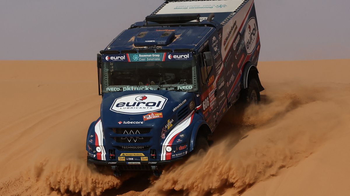 Nejen Češi. Na Dakaru v dunách boural i starší Van den Brink se známým miliardářem v utajení