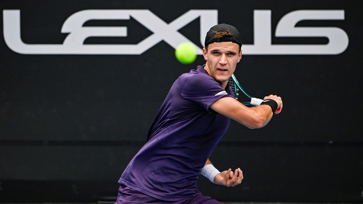 TENIS ONLINE: Menšík se ocitl v kritické situaci, okamžitě ale kontroval. Musí vyhrát zbylé dva sety