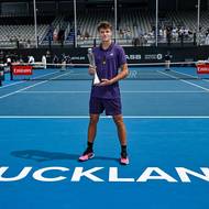 Jakub Menšík pózující s trofejí za titul v Aucklandu