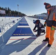 Organizátoři SP v biatlonu při dolaďování střeleckých stavů. 