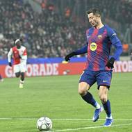 Robert Lewandowski a jeho snaha projít sešívanou obranou.