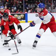 Český útočník Petr Sikora zakončuje v utkání proti Kanadě.