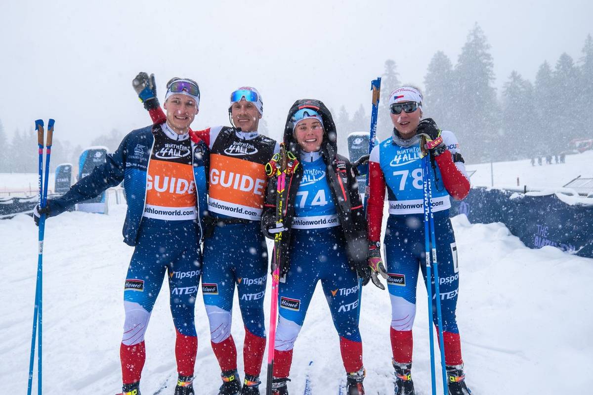 Český parabiatlonový tým: zleva traséři Alexandr Paťava a David Šrůtek, závodnice Carina Edlingerová a Simona Bubeníčková