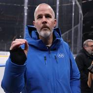 Sportovní ředitel MOV Pierre Ducrey na inspekci haly. Říká, že neexistuje jiná možnost, než že bude připravená. 