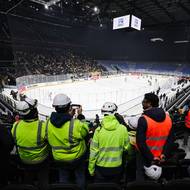 I během prvních zápasů se v hale pracovalo.